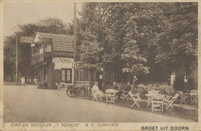 879166 Gezicht op het café en de speeltuin 't Tolhuis van G.F. Sijnhorst aan de Amersfoortseweg te Doorn.